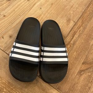 Kids adidas slides size 4